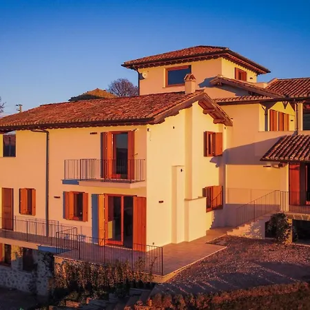 Villa Est